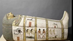 قسم الآثار المصرية في متحف اللوفر يتعرض لخسائر كبيرة بتلف 400 كتاب بسبب تسرب المياه